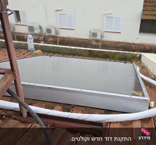פאנל סולארי מותקן על גג רעפים